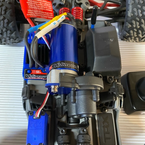 Traxxas E Revo 1/16 and 1/10 scale - Picture 5 of 5